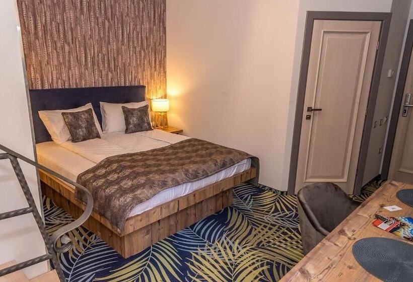 غرفة عائلية, Art