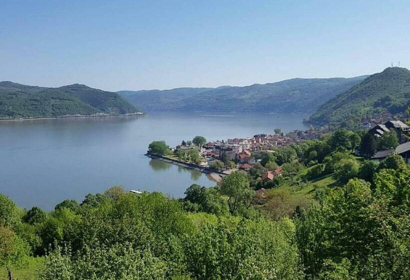 اتاق استاندارد سه تخته با چشم‌انداز, B&b Jonovic