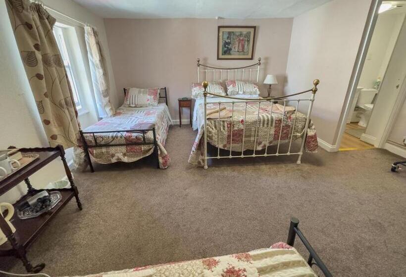 חדר משפחתי, The Vintage Inn