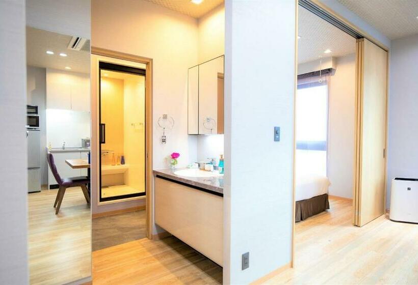 Suite Familiar, Sola