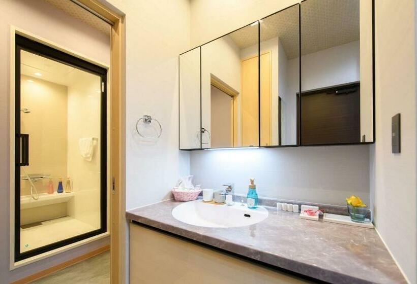 Suite Familiar, Sola