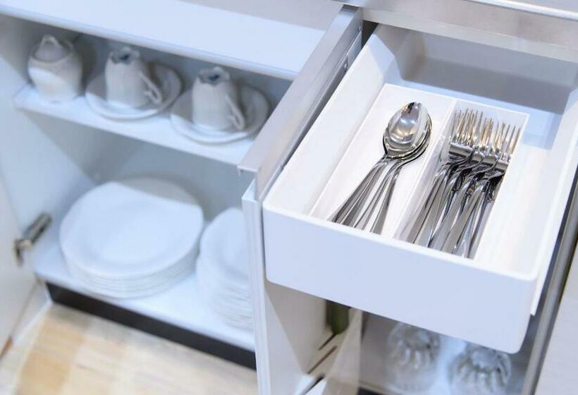 Suite Familiar, Sola