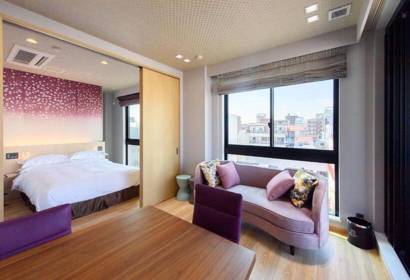 Suite Familiar, Sola