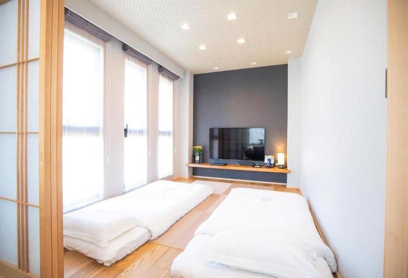 Suite Familiar, Sola