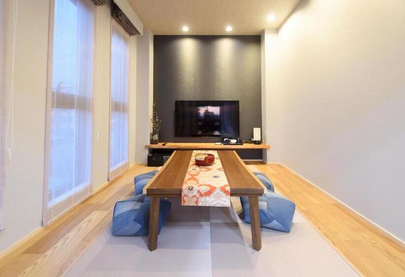 Suite Familiar, Sola