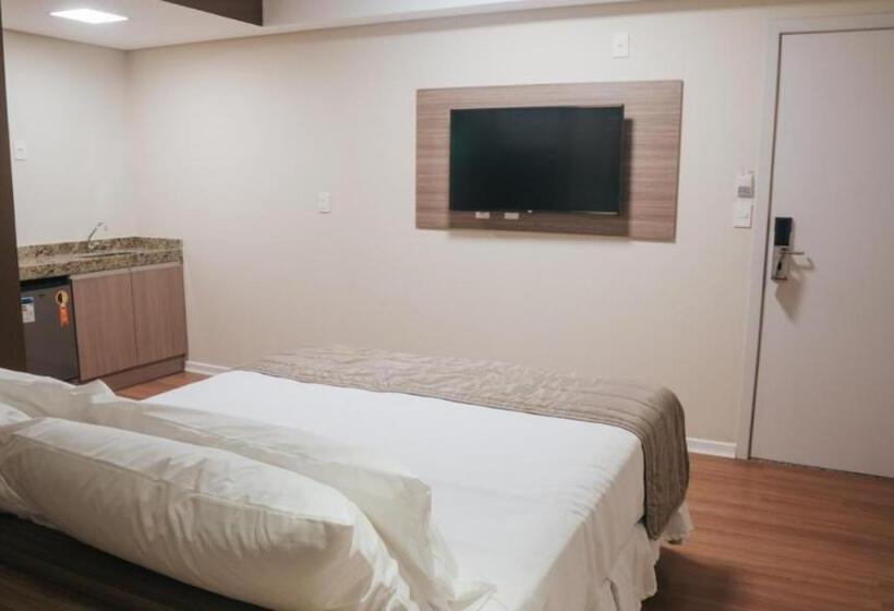 발코니가 있는 스위트, Golden Inn Lafaiete