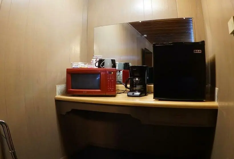 スタンダードスタジオ, Eagle Nest Fly Shack & Lodge