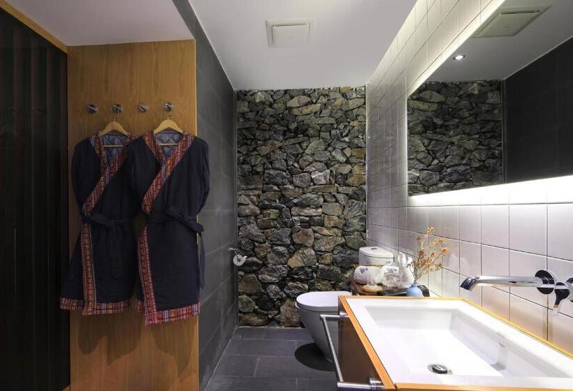 سوییت سوپریور, The Rock