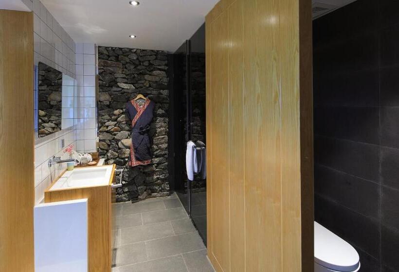 سوییت لوکس, The Rock