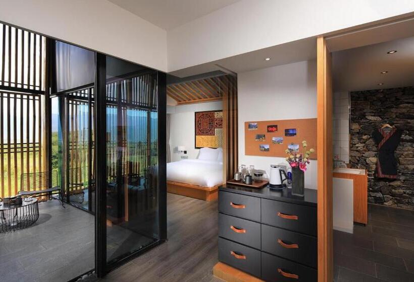 سوییت لوکس, The Rock