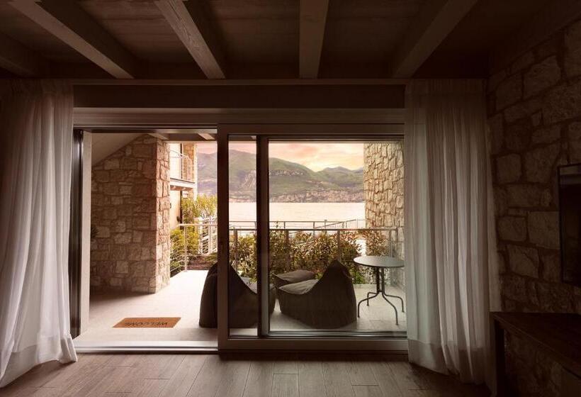 Standard studio with lake view, Sunset Residence