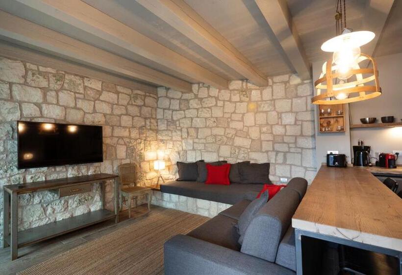 Standard studio with lake view, Sunset Residence