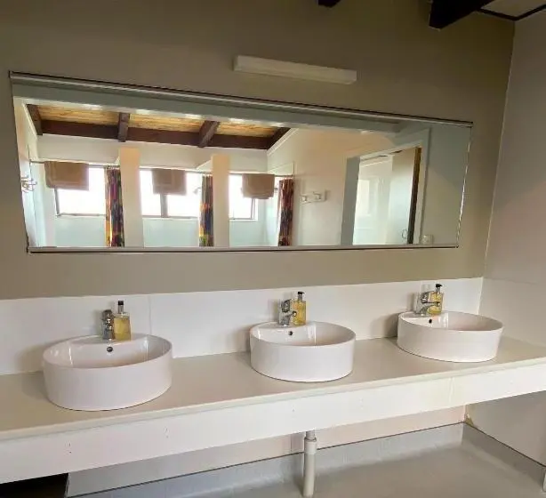 浴室共有のエコノミールーム, Adventure Lodge And Motels And Tongariro Crossing Track Transport