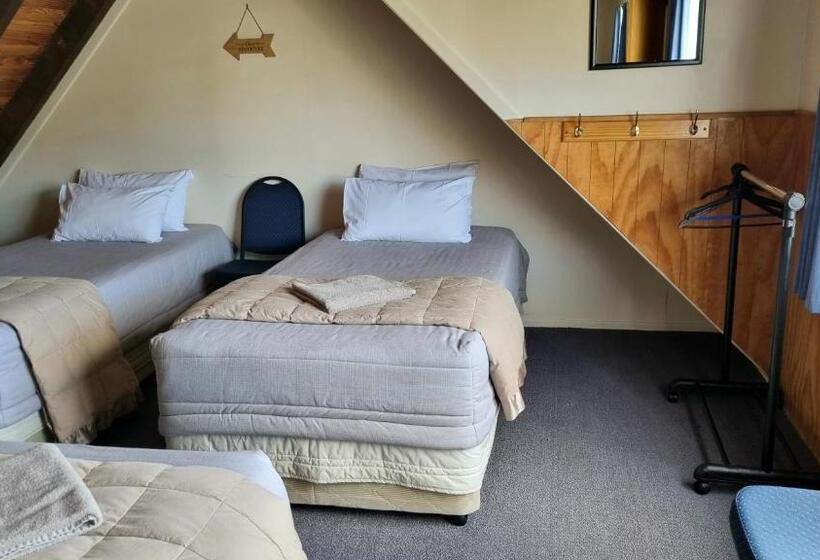 חדר משפחתי חדר אמבטיה משותף, Adventure Lodge And Motels And Tongariro Crossing Track Transport