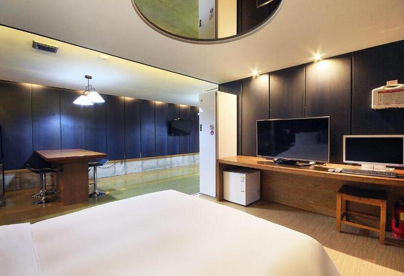 סוויטה, H Drive