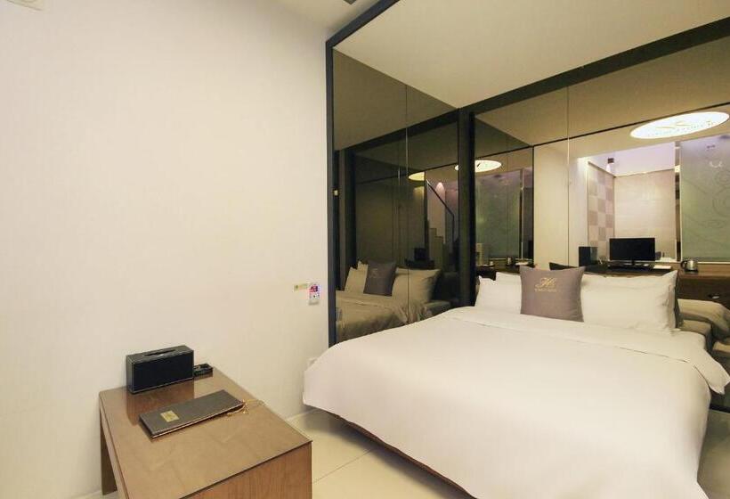 מיטת קינג בסוויטה, H Drive