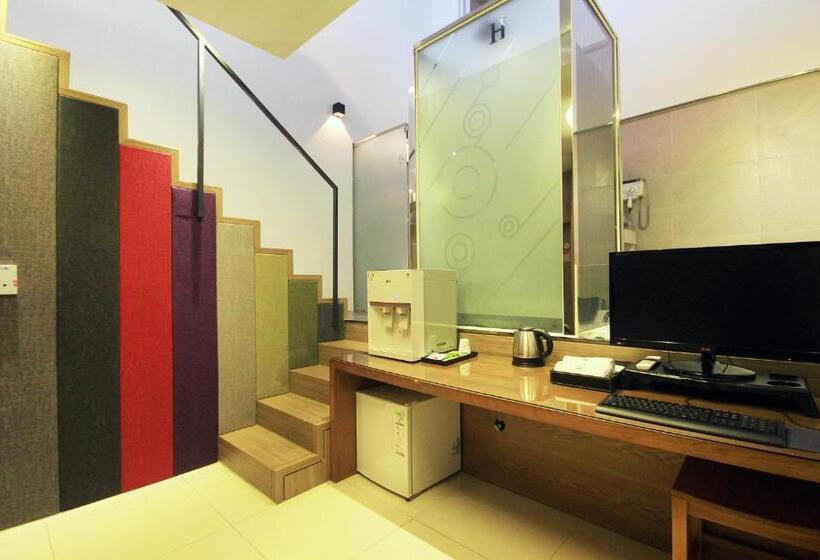 מיטת קינג בסוויטה, H Drive