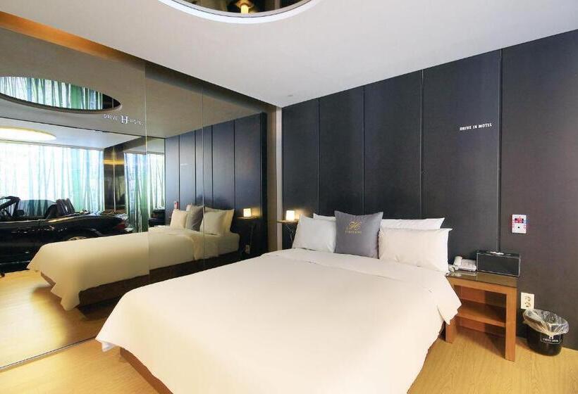 מיטת קינג בסוויטה, H Drive