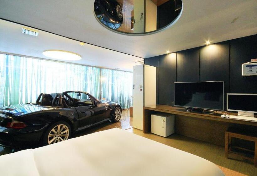 מיטת קינג בסוויטה, H Drive