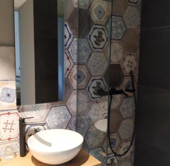 اتاق استاندارد, B & W Križ