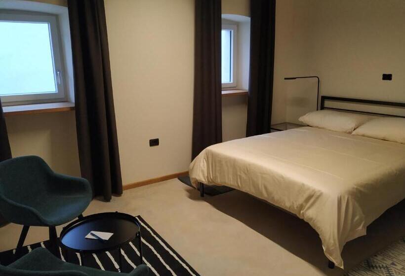 اتاق استاندارد, B & W Križ