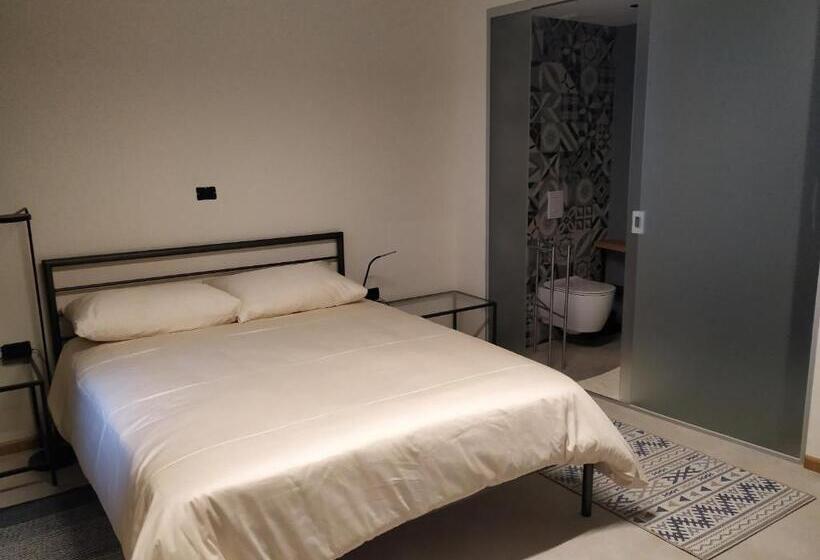 اتاق استاندارد, B & W Križ