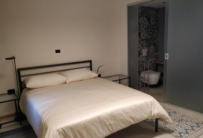 اتاق استاندارد, B & W Križ