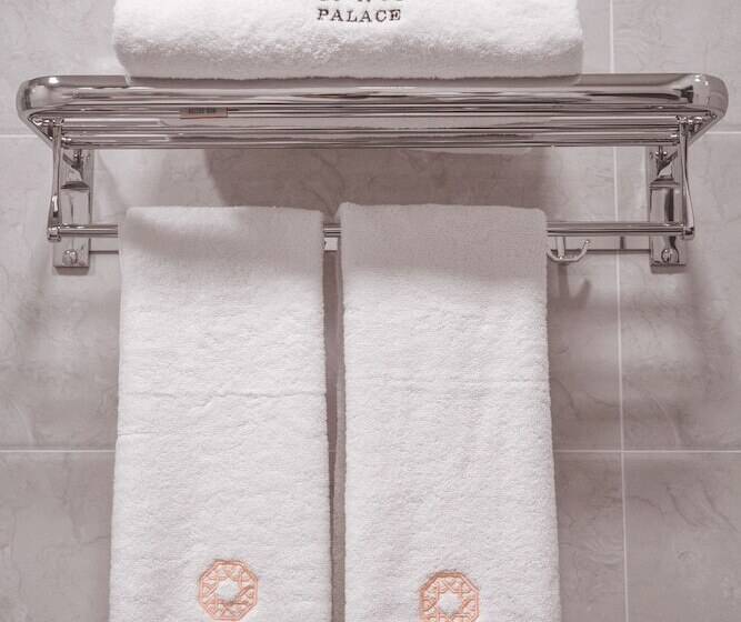 חדר סטנדרט לשלושה, Asmald Palace