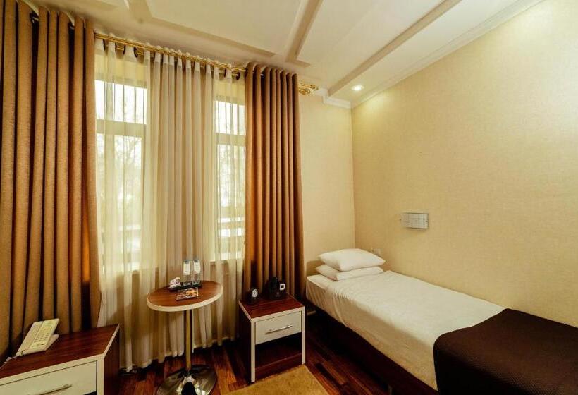 חדר סטנדרט לשלושה, Asmald Palace