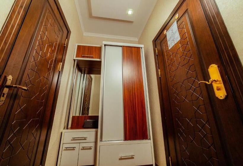 חדר סטנדרט לשלושה, Asmald Palace