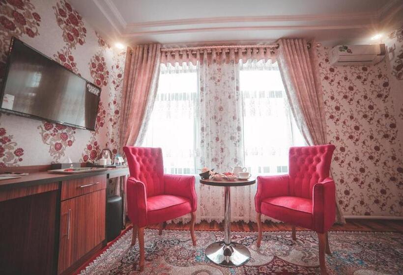 סוויטה משפחתית, Asmald Palace