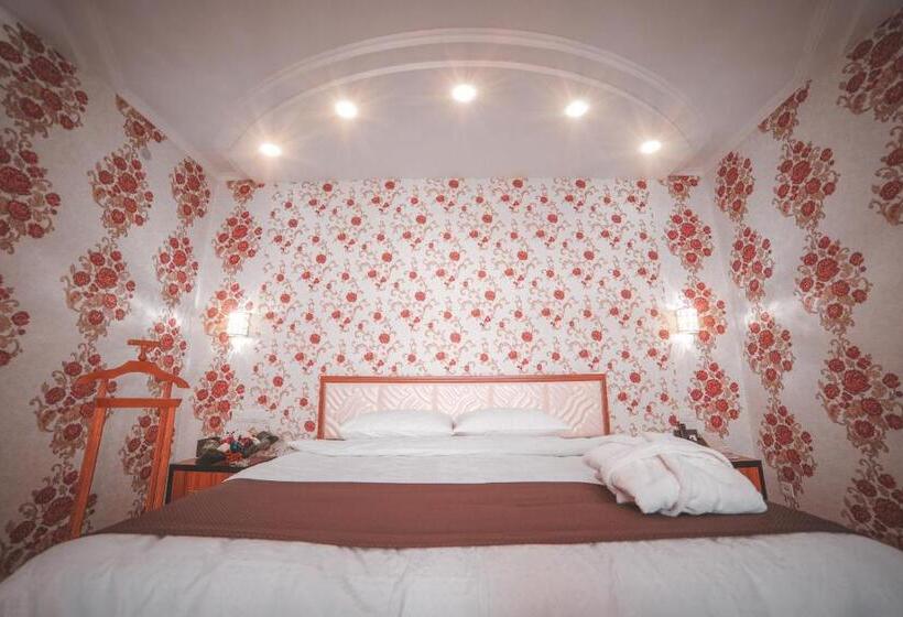 סוויטה משפחתית, Asmald Palace