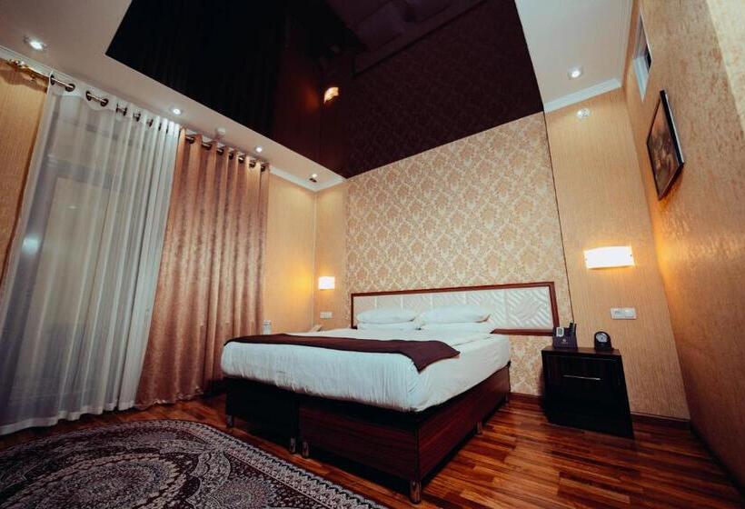 סוויטה עם מרפסת, Asmald Palace