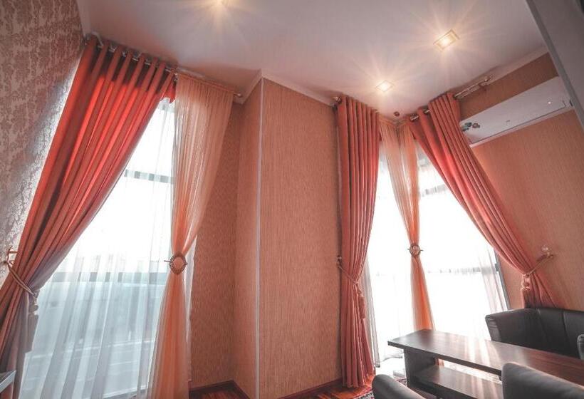 סוויטה עם מרפסת, Asmald Palace