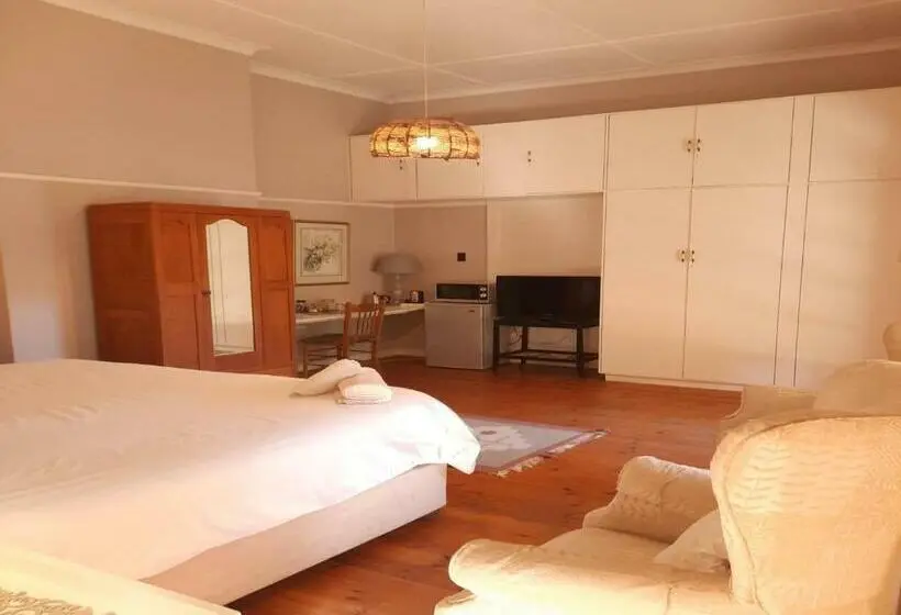 スタンダードバンガロー, Peppertree House Bnb And Self Catering