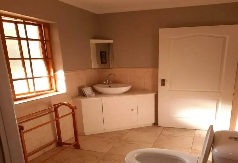 スタンダードバンガロー, Peppertree House Bnb And Self Catering