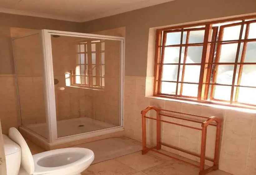 スタンダードバンガロー, Peppertree House Bnb And Self Catering