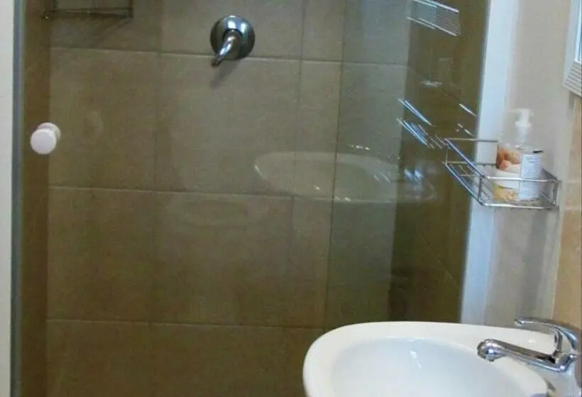 スタンダードバンガロー, Peppertree House Bnb And Self Catering