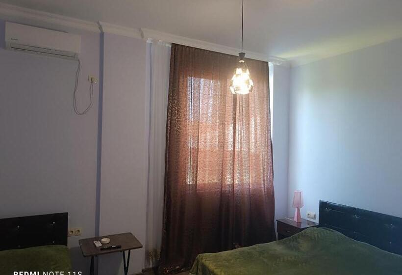 اتاق استاندارد سه نفره, Guest House Irakli