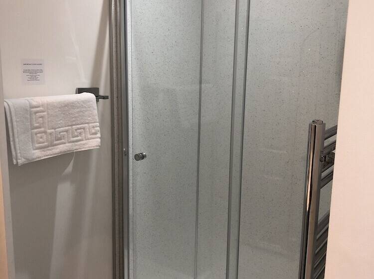 스탠다드 룸, Rose And Crown