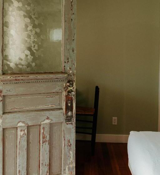 غرفة قياسية, Pitchwood Inn