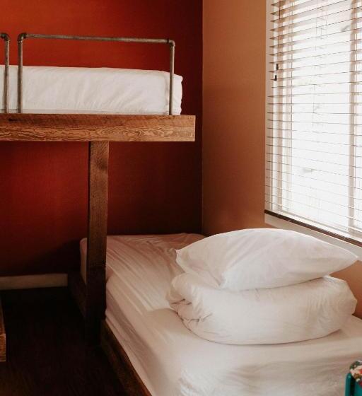 غرفة عائلية, Pitchwood Inn