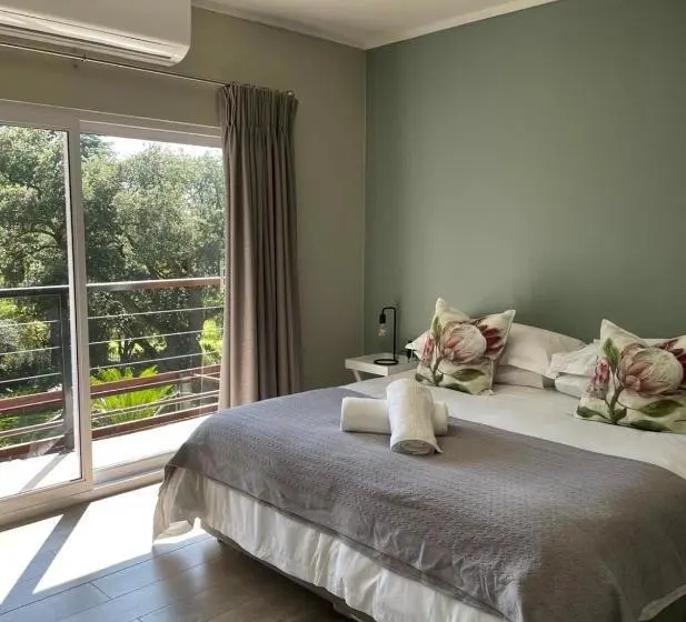 バルコニー付きデラックスルーム, Serene Place Guest House & Conference Venue Affordable Luxury With Backup Power