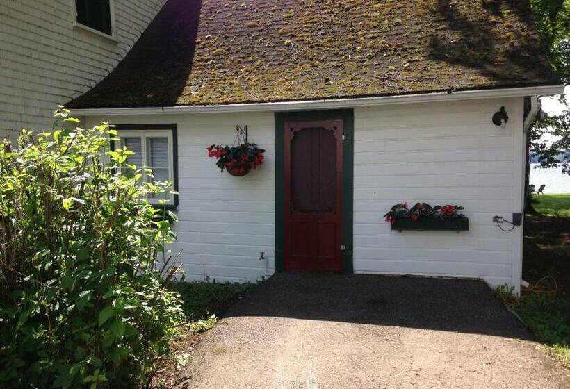 标准工作室, Auberge Les Blancs Moutons