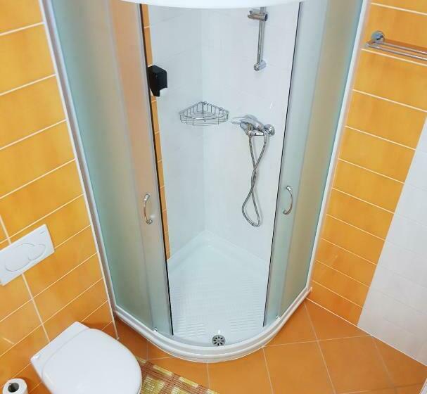 اتاق یک تخته با چشمانداز باغ, Rakitna