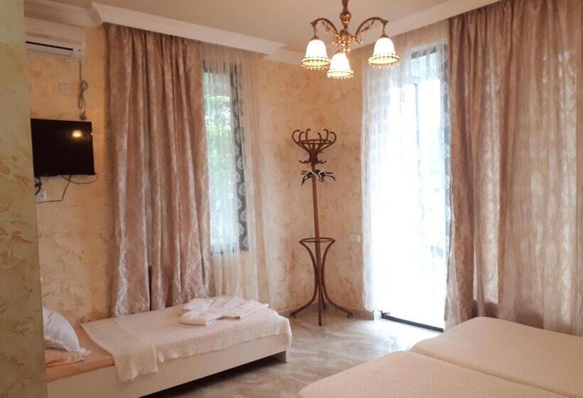 اتاق لوکس سه تخته, Apartment Maxinjauri