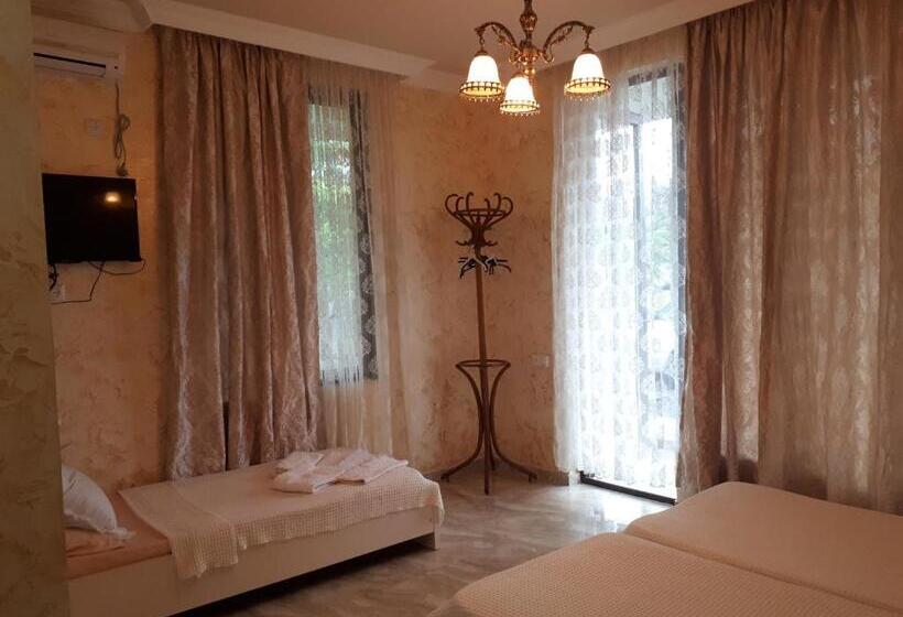 اتاق لوکس سه تخته, Apartment Maxinjauri