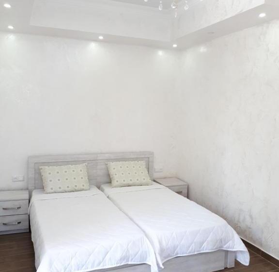 اتاق راحتی سه تخته, Apartment Maxinjauri