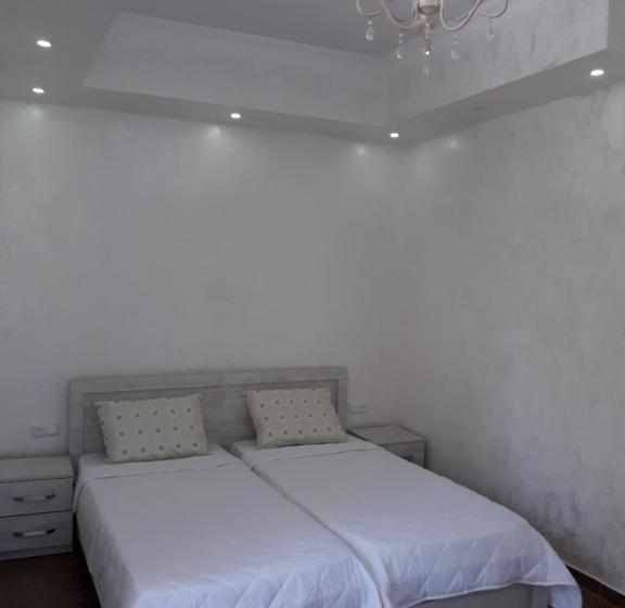 اتاق راحتی سه تخته, Apartment Maxinjauri