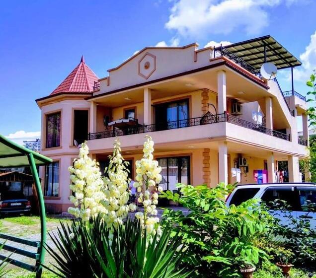 اتاق راحتی سه تخته, Apartment Maxinjauri